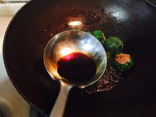 7、小灯笼椒塞肉,加了生抽