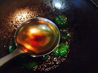 9、小灯笼椒塞肉,加一勺水