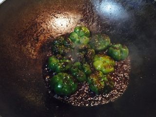 11、小灯笼椒塞肉,汤汁变浓稠了，期间可以开盖炒几下，再翻炒会。可以放点干贝素，可以不放。