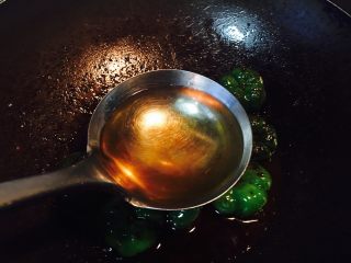 10、小灯笼椒塞肉,继续加一勺水。加盖煮八分钟，大致时间。