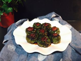 12、小灯笼椒塞肉,关火装盘。