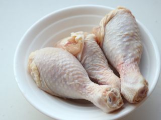 1、辣子鸡,鸡腿洗净。