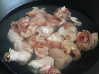 5、辣子鸡,锅内加水，冷水下入鸡块，烧开后再煮3分钟左右。