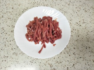 1、鱼香肉丝,里脊肉切成细条