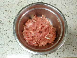 2、鱼香肉丝,加入少许盐、料酒拌匀，和淀粉抓匀