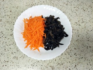 3、鱼香肉丝,胡萝卜、木耳洗净切丝