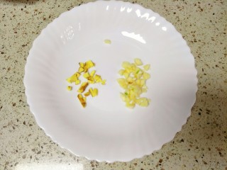 4、鱼香肉丝,姜蒜切碎