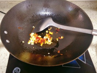 7、鱼香肉丝,加入豆瓣酱炒出香味，考虑到家人不会吃辣，我豆瓣酱放的极少，会吃辣的可以多放点更香