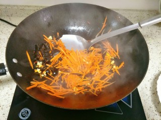 8、鱼香肉丝,加入胡萝卜木耳大火翻炒