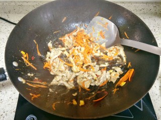 9、鱼香肉丝,加入肉丝翻炒一会儿