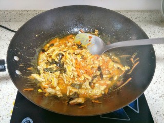 11、鱼香肉丝,淋入水淀粉勾芡