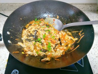 12、鱼香肉丝,撒入葱花翻炒出锅