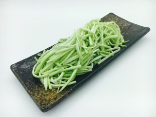 5、丝瓜煮干丝,把丝瓜切成丝