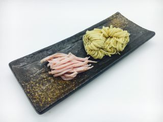 6、丝瓜煮干丝,干丝切成丝  火腿切成丝