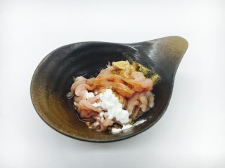 7、丝瓜煮干丝,肉丝里放少许生抽、胡椒粉、料酒、料酒，1小勺油，搅拌均匀备用。