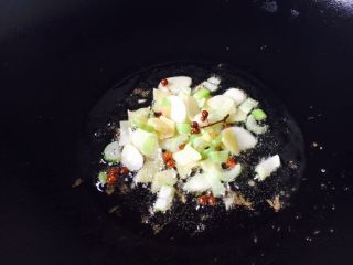 9、丝瓜煮干丝,起锅，热锅凉油，中火，放入姜片，蒜片，花椒煸炒。
