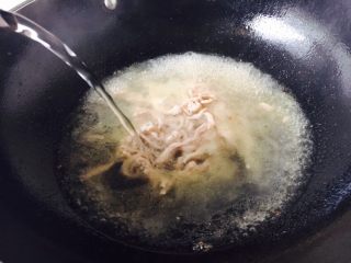 12、丝瓜煮干丝,倒入1500ml的水，煮开。