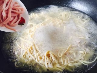 16、丝瓜煮干丝,放入火腿丝