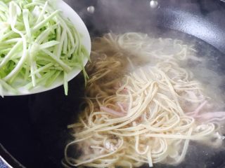 17、丝瓜煮干丝,放入丝瓜丝，煮沸。