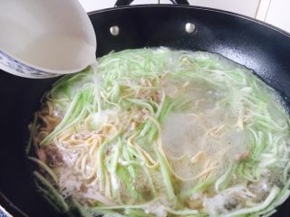 18、丝瓜煮干丝,淋入淀粉勾薄欠