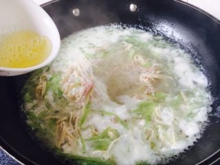 19、丝瓜煮干丝,沿锅边转圈淋入鸡蛋液形成蛋花后即可关火