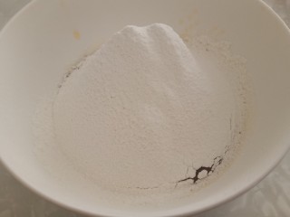 3、蛋黄莲蓉月饼,筛入中筋面粉，继续搅拌