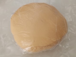 5、蛋黄莲蓉月饼,包上保鲜膜，放置一个小时备用