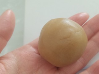 8、蛋黄莲蓉月饼,包好后收口朝下放置，把剩余的10个也包好。蛋黄莲蓉馅就做好了，保证每个馅共30克