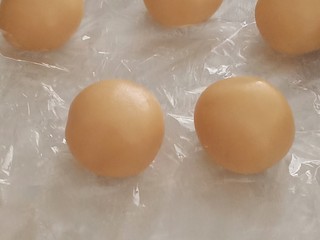 9、蛋黄莲蓉月饼,面团松弛一个小时后，放在面板上再揉一揉。搓成长条，分成20克一个个的小剂子，搓圆，月饼皮就完成了