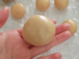11、蛋黄莲蓉月饼,包好的月饼及时盖上保鲜膜防干裂