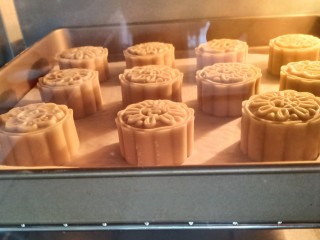 13、蛋黄莲蓉月饼,月饼表面喷上一层水，放入提前预热好的烤箱，中层190度烤5分钟