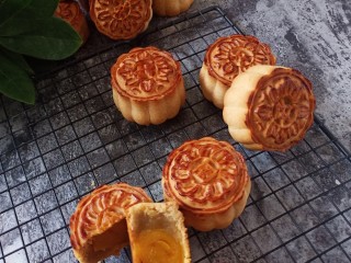 15、蛋黄莲蓉月饼,烤好后直接取出来放凉。密封两天就可以吃了。因为刚烤完的月饼发硬，等两天回油了才好吃。