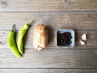 1、干锅藕片,准备食材。藕选择九孔脆藕，辣味的干豆豉，如果你喜欢更辣一些可以加新鲜小米辣。