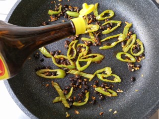 11、干锅藕片,加入适量的味极鲜酱油，翻炒一下。