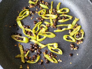 10、干锅藕片,加入青椒丝一起翻炒至断生。