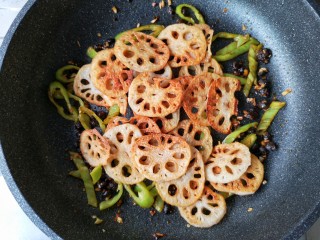 12、干锅藕片,再加入煎好的藕片。