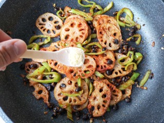 13、干锅藕片,加适量鸡精。