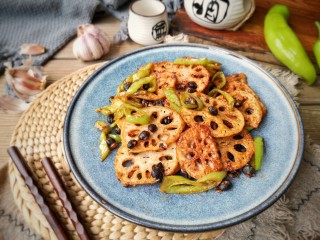 16、干锅藕片,出锅装盘。