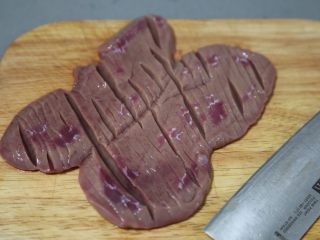 4、青椒炒猪腰,划横着的花刀，注意千万别切断了