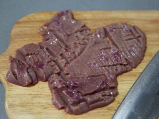 5、青椒炒猪腰,再竖着划花刀，同样注意别切断了