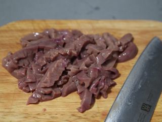 6、青椒炒猪腰,再切成小块