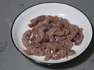 8、青椒炒猪腰,沥干水后放入盘中