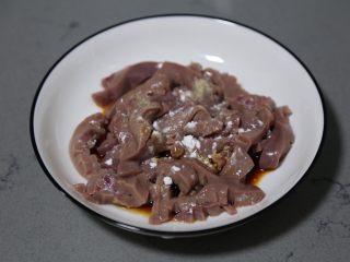 9、青椒炒猪腰,加入酱油、料酒、胡椒粉、盐和淀粉