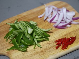 11、青椒炒猪腰,青椒、洋葱切片，小米辣切丁