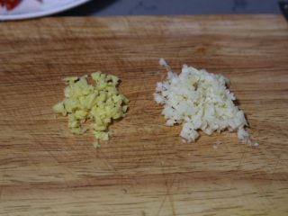 12、青椒炒猪腰,姜蒜切碎末