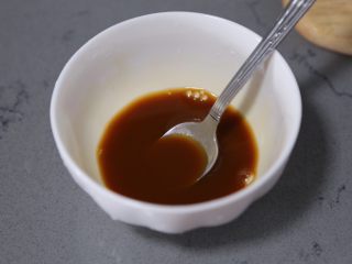 13、青椒炒猪腰,碗里加入盐、酱油、蚝油、胡椒粉、白糖、淀粉、水拌匀，调成酱汁待用