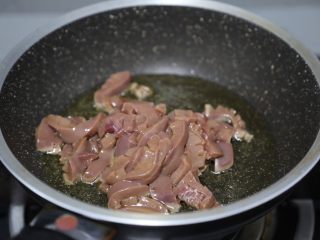 14、青椒炒猪腰,锅里倒入油，烧热后放入猪腰