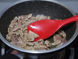 15、青椒炒猪腰,大火快速滑炒至变色后立刻盛出