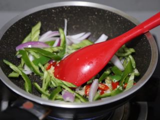 17、青椒炒猪腰,再加入洋葱和青椒拌炒