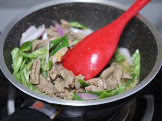 18、青椒炒猪腰,接着放入猪腰同炒一会